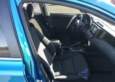 2017 Toyota Rav4 Le z USA, uszkodzony, nr VIN JTMZFREV8HJ131262